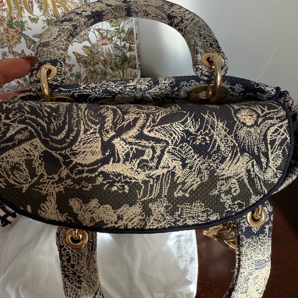 Medium Lady D-Lite Bag
Blue Toile de Jouy Reverse Embroidery - Picture 14 of 15